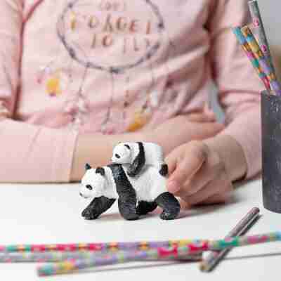 Enfant jouant avec la figurine Panda et son bébé Papo 50071