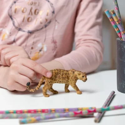 Enfant jouant avec la figurine Jaguar Papo 50094