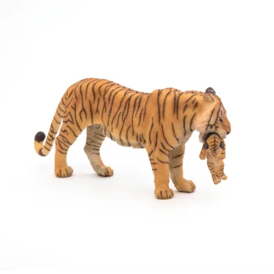 Figurine Tigresse et son bébé Papo 50118 avec le tigreau dans la gueule