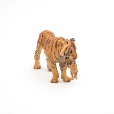 Figurine Papo d’une tigresse transportant son petit dans sa gueule