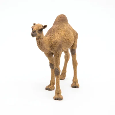 Figurine Dromadaire Papo vue de trois quarts avec longues pattes et pelage brun
