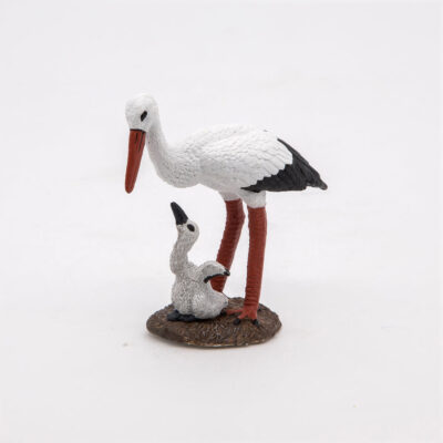 Cigogne Papo 50159 avec son cigogneau levant la tête vers l’adulte