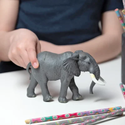 Enfant jouant avec la figurine Éléphant d'Afrique Papo 50192