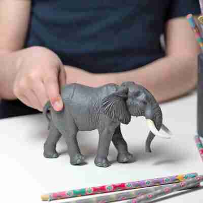 Enfant jouant avec la figurine Éléphant d'Afrique Papo 50192