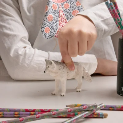 Enfant jouant avec la figurine Loup polaire Papo 50195