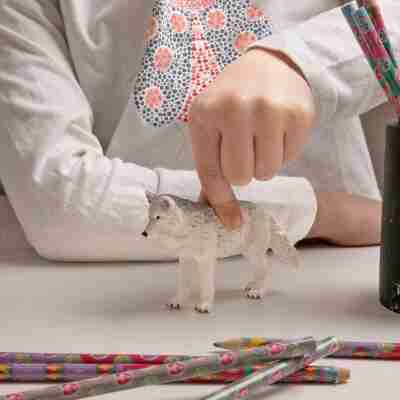 Enfant jouant avec la figurine Loup polaire Papo 50195