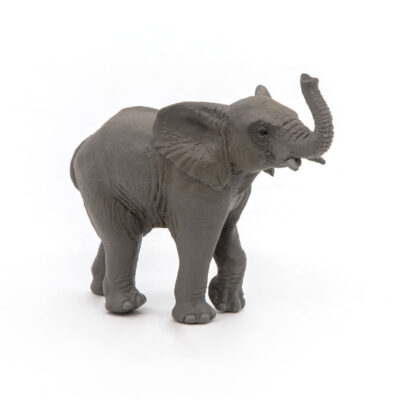 Ptit Loustic – Magasin de jeux et jouets à Saint-Étienne 7 Figurine Jeune éléphant Papo 50225 grise avec trompe relevée vue de trois quarts