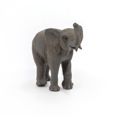 Ptit Loustic – Magasin de jeux et jouets à Saint-Étienne 8 Figurine Jeune éléphant Papo vue de face avec grandes oreilles et trompe dressée
