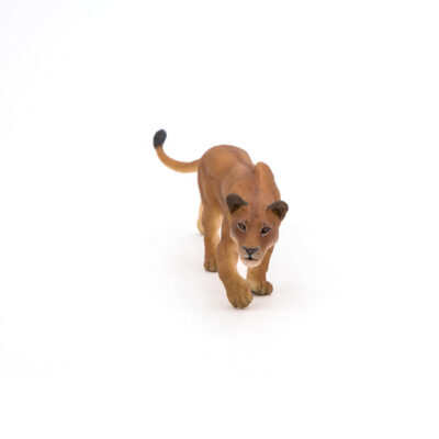 Ptit Loustic – Magasin de jeux et jouets à Saint-Étienne 2 Figurine Lionne chassant Papo vue de face avec regard dirigé vers l’avant