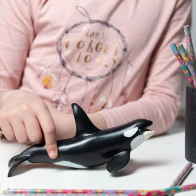 Enfant manipulant la figurine Orque Papo 56000 pendant un jeu d’imagination