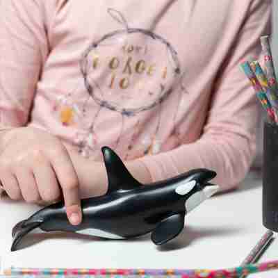Enfant manipulant la figurine Orque Papo 56000 pendant un jeu d’imagination