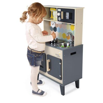 Ptit Loustic – Magasin de jeux et jouets à Saint-Étienne 6 Enfant jouant avec la Grande Cuisine Mozaïc Janod