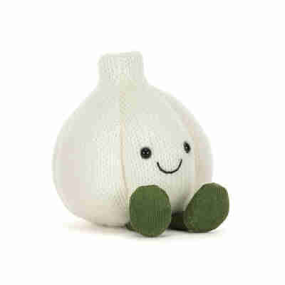 Amuseables Garlic Jellycat assise de trois quarts avec ses deux pieds verts