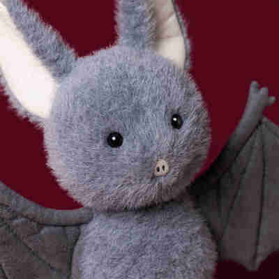 Gros plan sur le visage de Broox Bat Jellycat avec grandes oreilles et petit museau rose