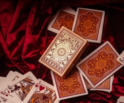 Jeu Bicycle Verbena 3174 avec étui et cartes sur tissu rouge
