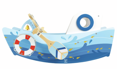 Ptit Loustic – Magasin de jeux et jouets à Saint-Étienne 3 Vue de côté du Bateau à bascule Hape avec rame en bois, bouée et décor marin