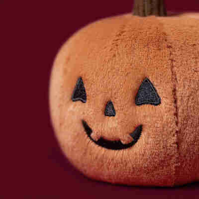 Ptit Loustic – Magasin de jeux et jouets à Saint-Étienne 2 Gros plan sur le visage brodé de la citrouille Ooky Jack O Lantern Jellycat