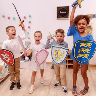 Enfants jouant aux chevaliers avec l’épée Chevalier Lion Papo