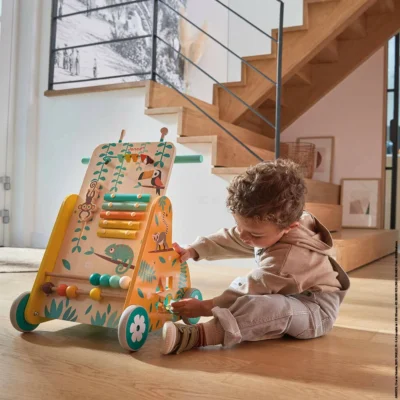 Enfant jouant avec les activités d’éveil du chariot de marche Tropik Janod