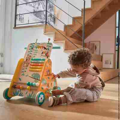 Enfant jouant avec les activités d’éveil du chariot de marche Tropik Janod
