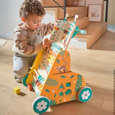 Enfant découvrant le xylophone coloré du chariot multi-activités Tropik Janod