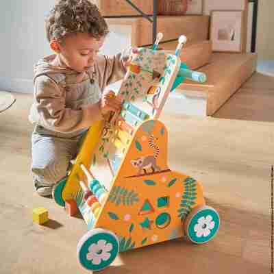 Enfant découvrant le xylophone coloré du chariot multi-activités Tropik Janod