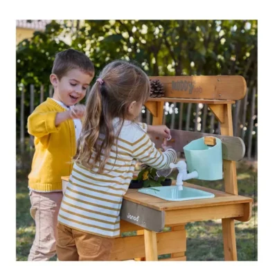 Ptit Loustic – Magasin de jeux et jouets à Saint-Étienne 8 Deux enfants jouant avec la Cuisine d’extérieur Muddy Lab Janod dans le jardin