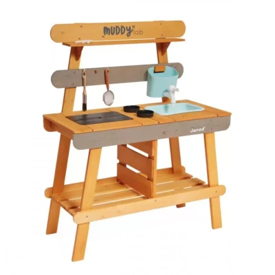 Ptit Loustic – Magasin de jeux et jouets à Saint-Étienne 7 Cuisine d’extérieur Muddy Lab Janod en bois avec robinet et accessoires