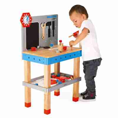 Enfant jouant avec l’établi Brico'Kids Janod et manipulant les outils de bricolage