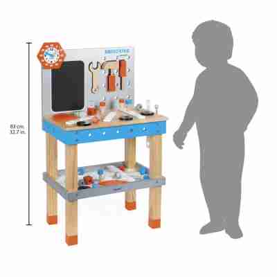 Établi magnétique Brico'Kids Janod de 83 cm de haut présenté à côté d’un enfant