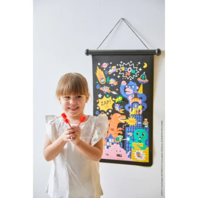 Enfant jouant avec le jeu de fléchettes magnétique Super-Héros Janod