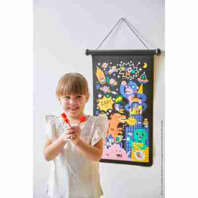 Enfant jouant avec le jeu de fléchettes magnétique Super-Héros Janod