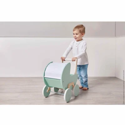 Enfant poussant le Landau Zen Janod pour promener son poupon