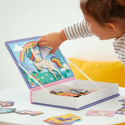 Enfant assemblant une licorne sur le décor magnétique du Magnéti'book Janod