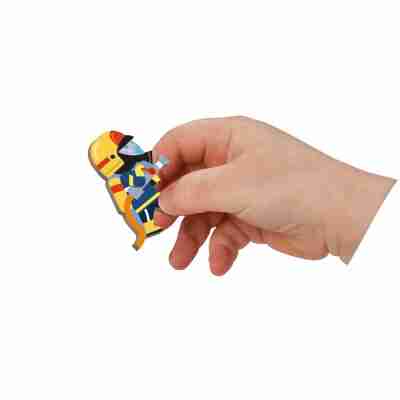 Magnet personnage pompier Janod adapté à la manipulation des petites mains
