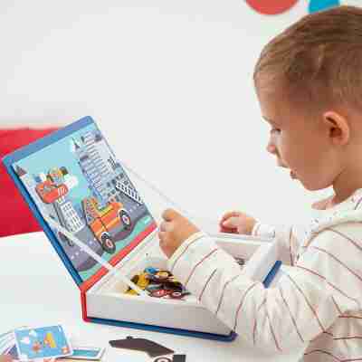 Enfant jouant avec les véhicules du Magnéti'book pompiers Janod