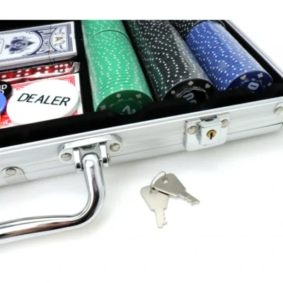 Détail des jetons de poker cartes bouton dealer et accessoires dans la mallette