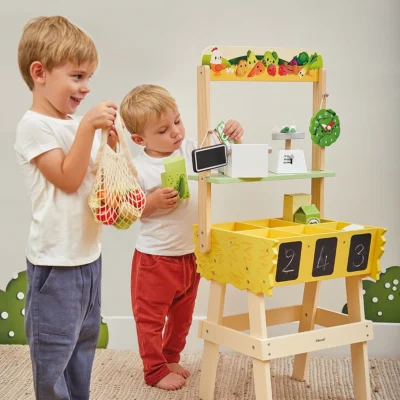 Ptit Loustic – Magasin de jeux et jouets à Saint-Étienne 4 Enfants jouant au marchand et au client avec la Farm Market Janod