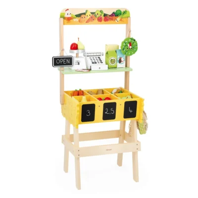 Ptit Loustic – Magasin de jeux et jouets à Saint-Étienne 3 Marchande Farm Market Janod en bois avec fruits, légumes, balance et caisse