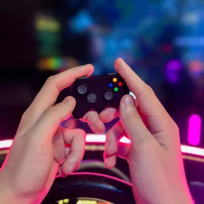 Money Walkie en forme de manette tenu devant un écran de jeu