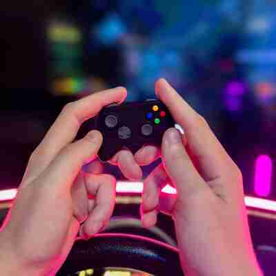 Money Walkie en forme de manette tenu devant un écran de jeu