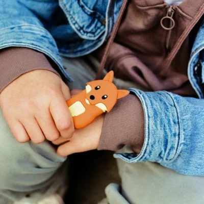 Money Walkie Renard orange accroché au vêtement d’un enfant