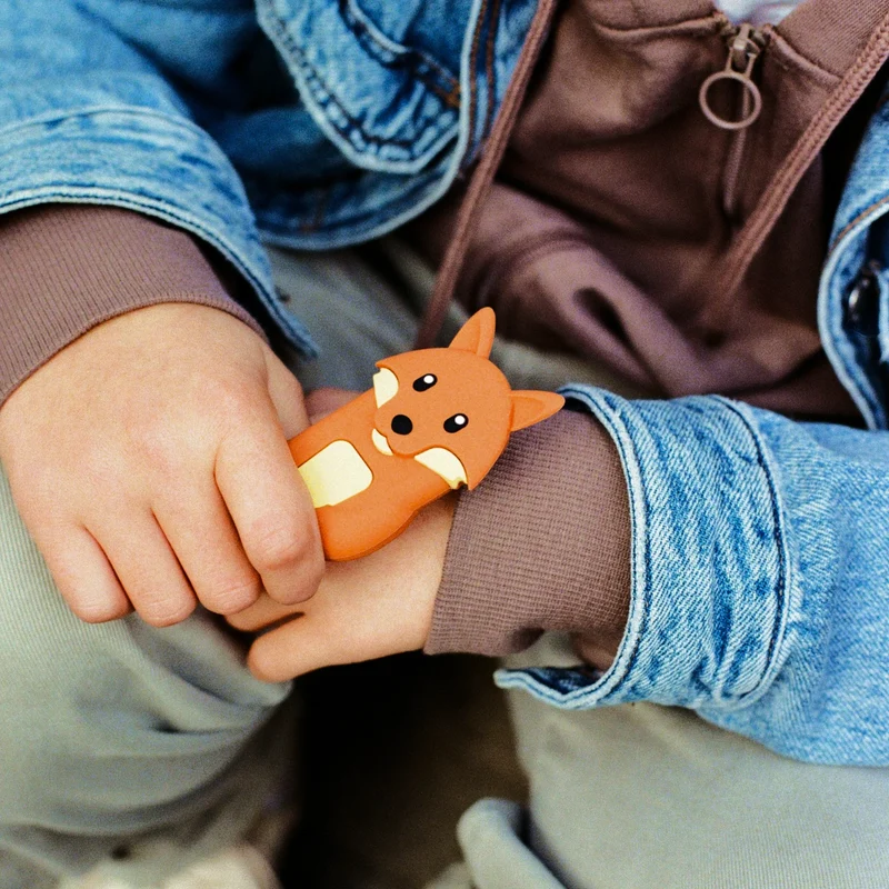 Money Walkie – Porte-monnaie sans contact pour enfant 7 Money Walkie Renard orange accroché au vêtement d’un enfant