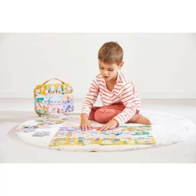 Enfant de 3 ans assemblant le Puzzle les rituels 24 pièces Janod