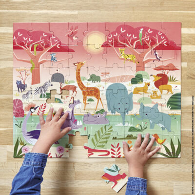 Enfant assemblant le Puzzle La Réserve Animalière Janod avec animaux de la savane