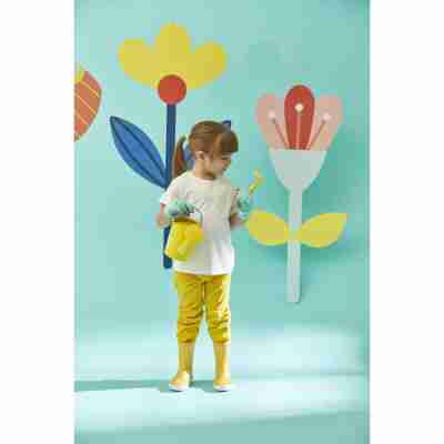 Enfant équipé de gants tenant l’arrosoir jaune du Set du Petit Jardinier Janod