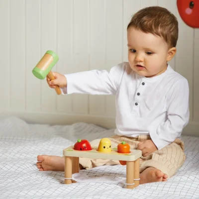 Bébé jouant avec le marteau du Tap Tap Légumes Janod