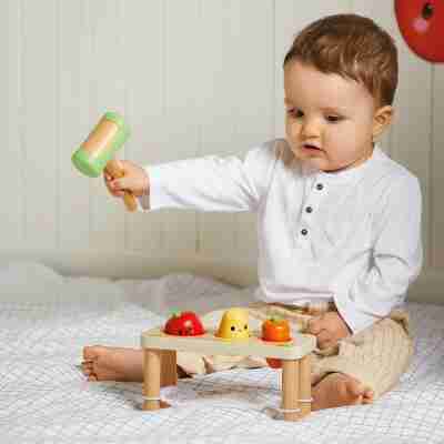 Bébé jouant avec le marteau du Tap Tap Légumes Janod