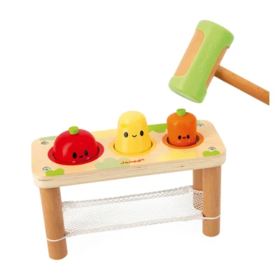 Ptit Loustic – Magasin de jeux et jouets à Saint-Étienne 6 Banc à marteler Janod avec trois légumes colorés et marteau à coque verte