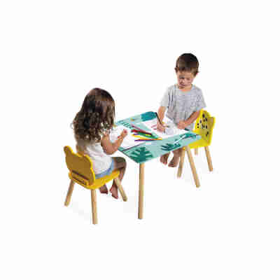 Enfants dessinant sur la Table Tropik Janod avec ses deux chaises colorées